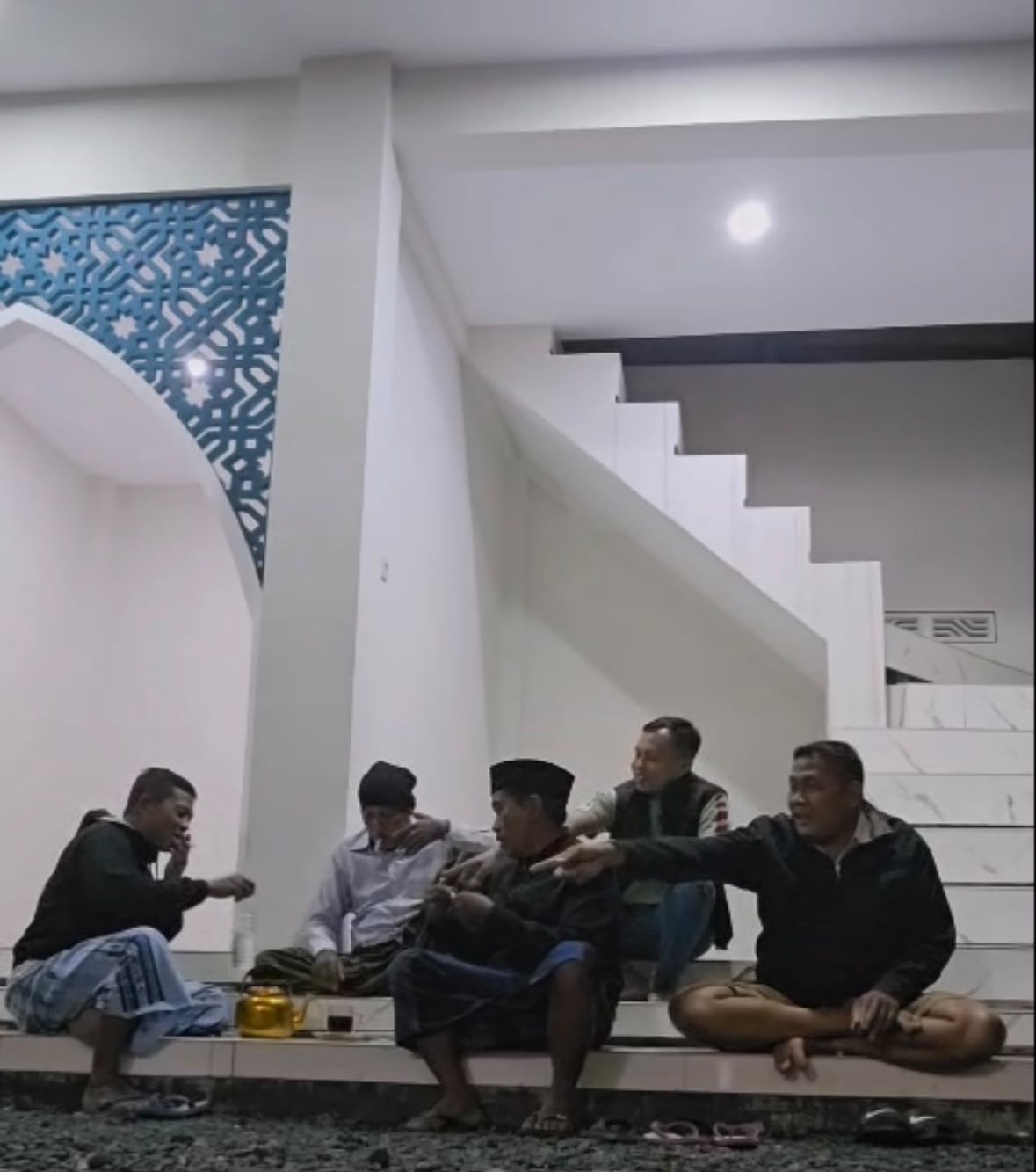 Jaga Malam, Jaga Beras untuk Warga